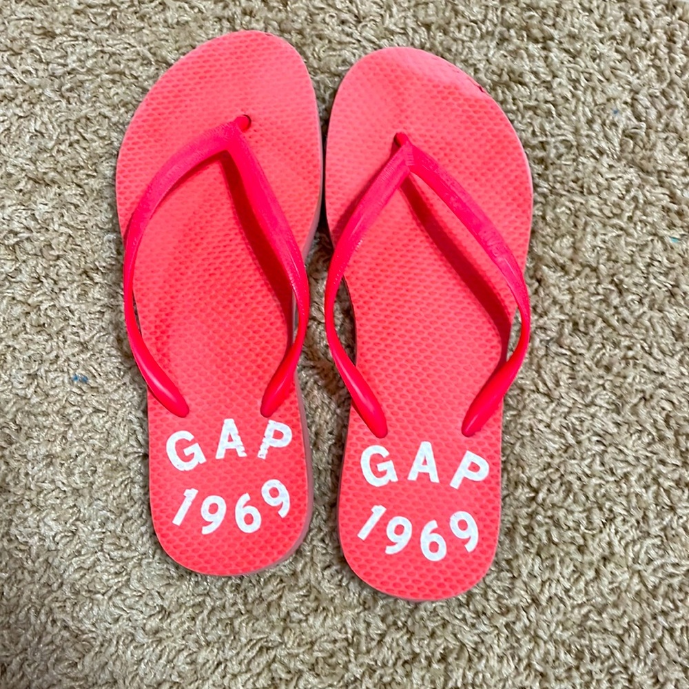 Gap 1969 flip flops